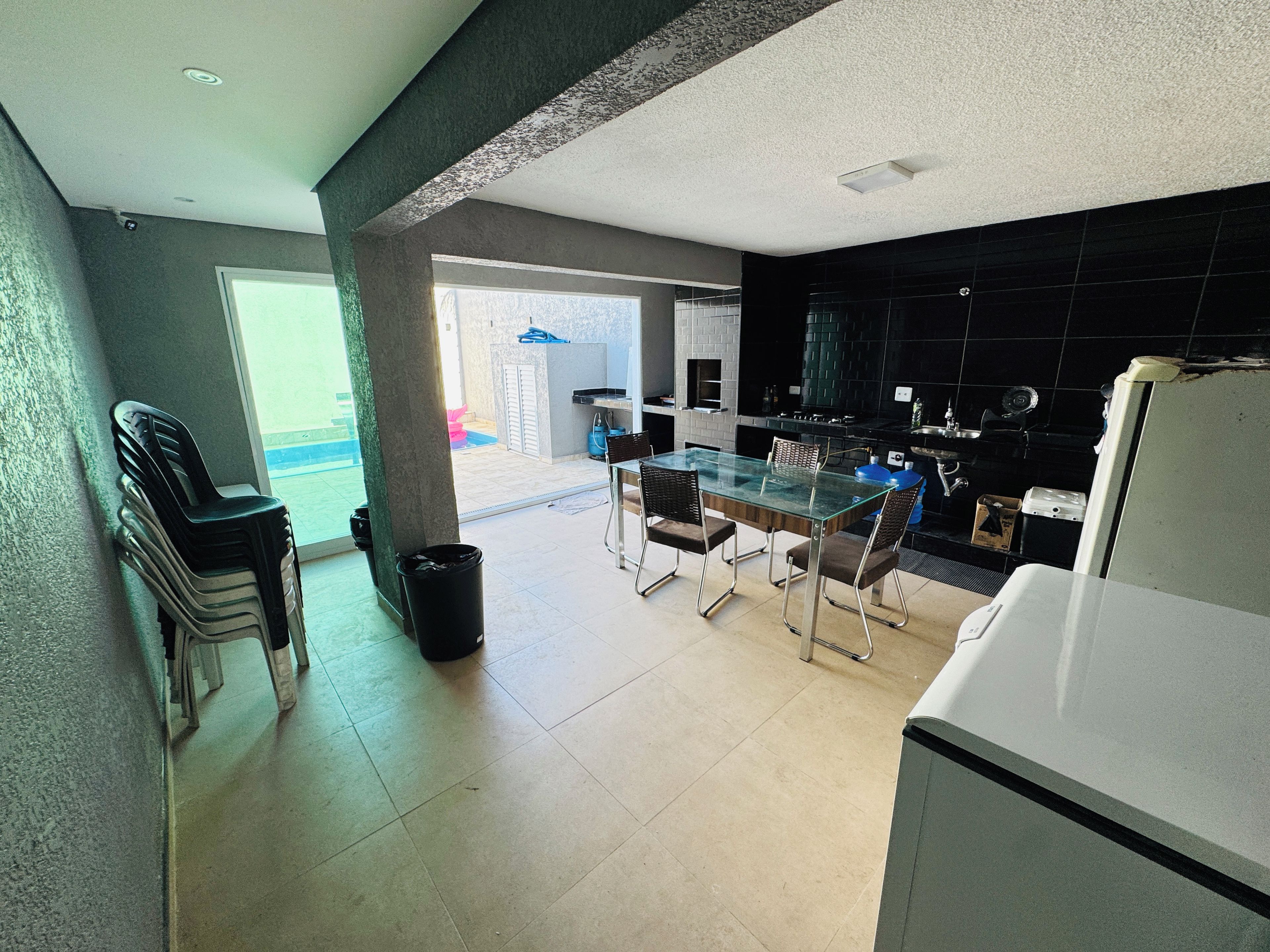 Una cucina moderna con zona pranzo, un cestino e vista all'esterno.