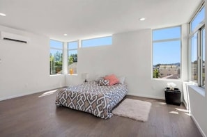 Room - Magnolia View Retreat | Rooftop Deck + Parking (Seattle)