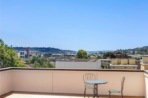 Outdoor dining - Magnolia View Retreat | Rooftop Deck + Parking (Seattle)