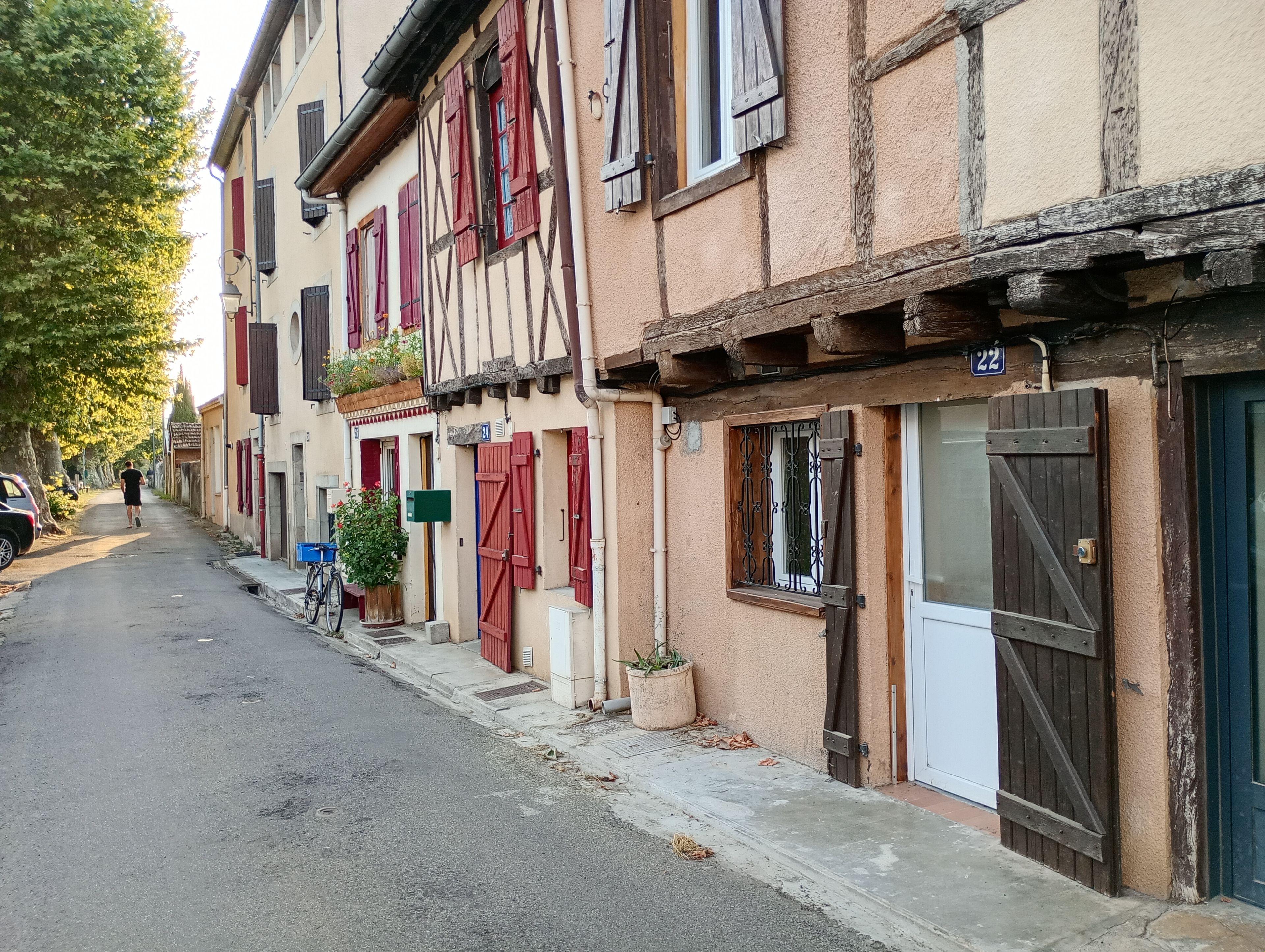 Eine enge Straße, gesäumt von traditionellen Fachwerkhäusern, jedes mit einer eigenen Nummer.