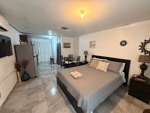 Ein Hotelzimmer mit einem Bett, einem Schreibtisch und einem Essbereich.