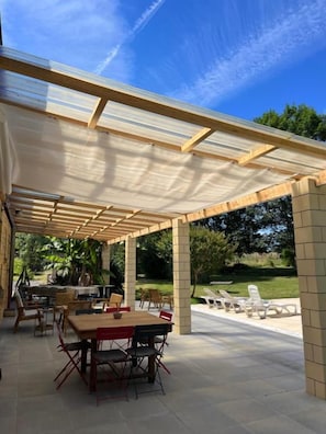 Outdoor dining - Le Clos Gaillardou (La Roque-Gageac)