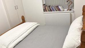 Room - Pottery District 1-bed Apt, Sleeps 3 & Wifi (Stoke-on-Trent)