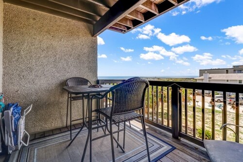 Ocean View 2BR Pool Walk to Beach