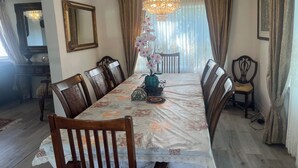 Dining - Charming 4-bedroom building with AC in peaceful Cramahe (Cramahe)