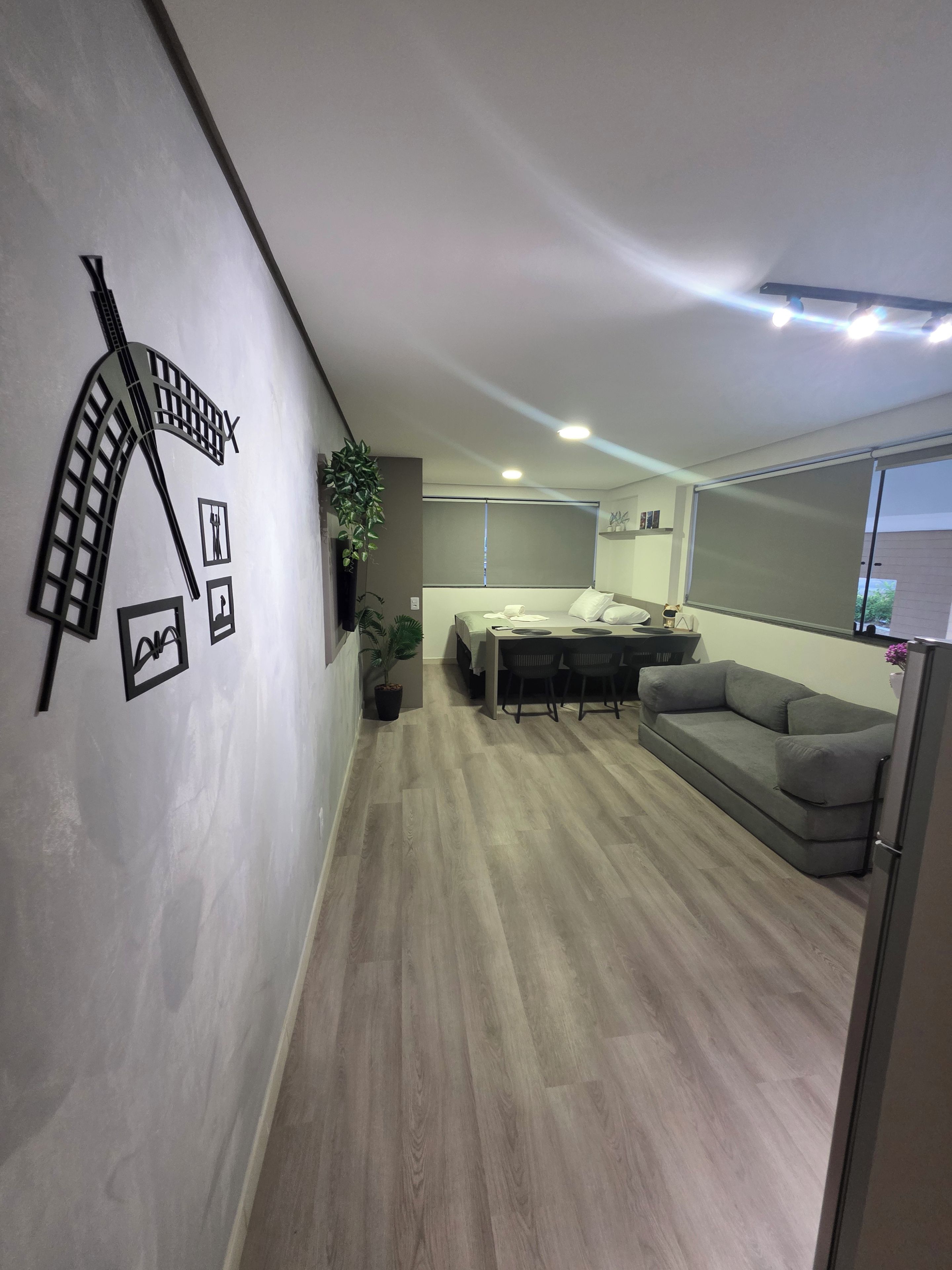Um interior moderno com um sofá, uma mesa de jantar e uma cama.