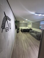 Um interior moderno com um sofá, uma mesa de jantar e uma cama.