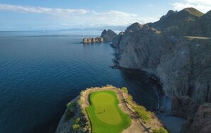 Ein Küsten-Golfplatz mit freiem Blick auf den Ozean und Felsküste.