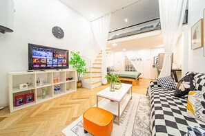 A modern living room with a television, a sofa, a coffee table, and a bookshelf. - Tonight Homestay South Shanxi Road Shanghai Ledu Building (Shanghai)