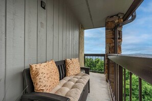 A balcony with a cushioned bench and a stone wall. - 2 King Suites*Close to Gatlinburg-3 mile drive! (Gatlinburg)