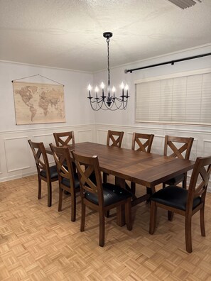 Dining - Home in the heart of Fort Walton Beach with private pool, minutes fromthe beach (Fort Walton Beach)