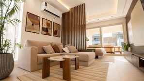 Ein modernes Wohnzimmer mit einer Couch, einem Couchtisch und Kunstwerken an der Wand.