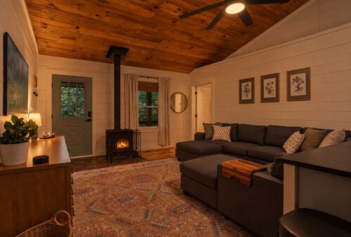 Luxe Cozy Creekfront Cottage - Bailey Creek Cabin Near Travelers Rest SC