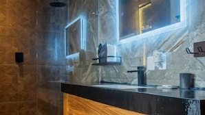 Basic Double Room, Patio, City View | Bathroom - Casa Bene  (Isla Mujeres)