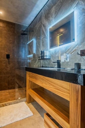 Basic Double Room, Patio, City View | Bathroom - Casa Bene  (Isla Mujeres)
