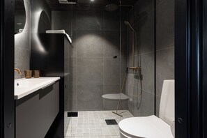 A modern bathroom with a shower, toilet, and sink. - Aurora sea resort  (Kuivaniemi)