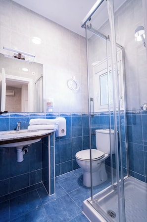Buồng tắm vòi sen, máy sấy tóc, khăn tắm, xà phòng