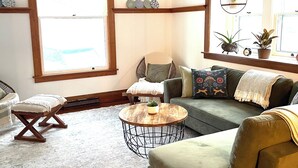 Unclassified image, 5 of 31, button - Charming 3-Bedroom Alexander House (Saginaw)