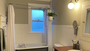 Unclassified image, 4 of 31, button - Charming 3-Bedroom Alexander House (Saginaw)