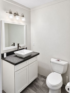 Bathroom - Beach Studio • Camp Bay, Roatan (Camp Bay)
