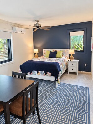 Room - Beach Studio • Camp Bay, Roatan (Camp Bay)