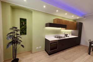 Una cucina moderna con forno a incasso, piano cottura a gas e mobili in legno.