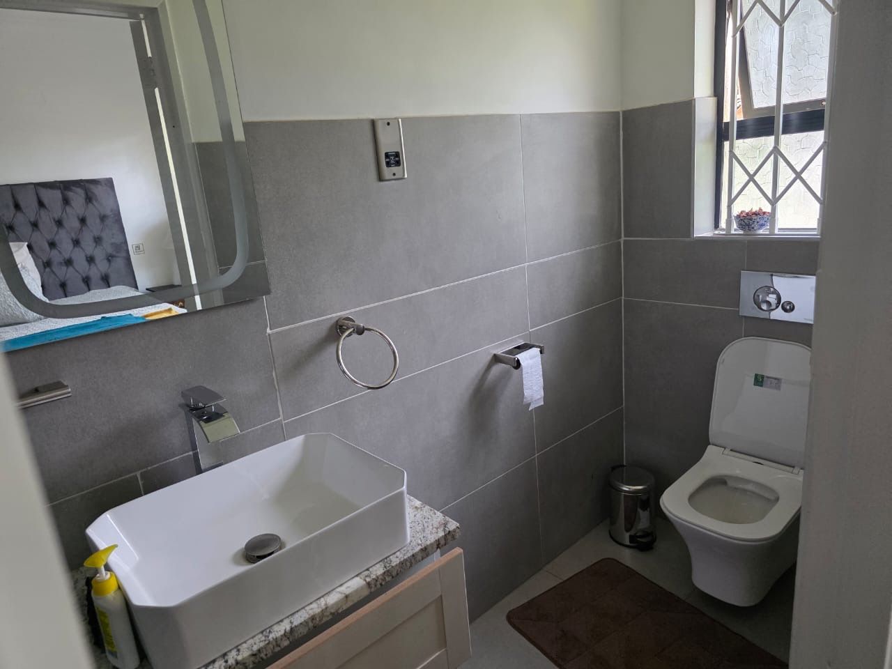 Standaard tweepersoonskamer | Badkamer | Gratis toiletartikelen, handdoeken, zeep, shampoo