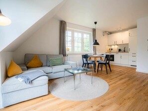 Un loft moderno con comedor, cocina y sala de estar.
