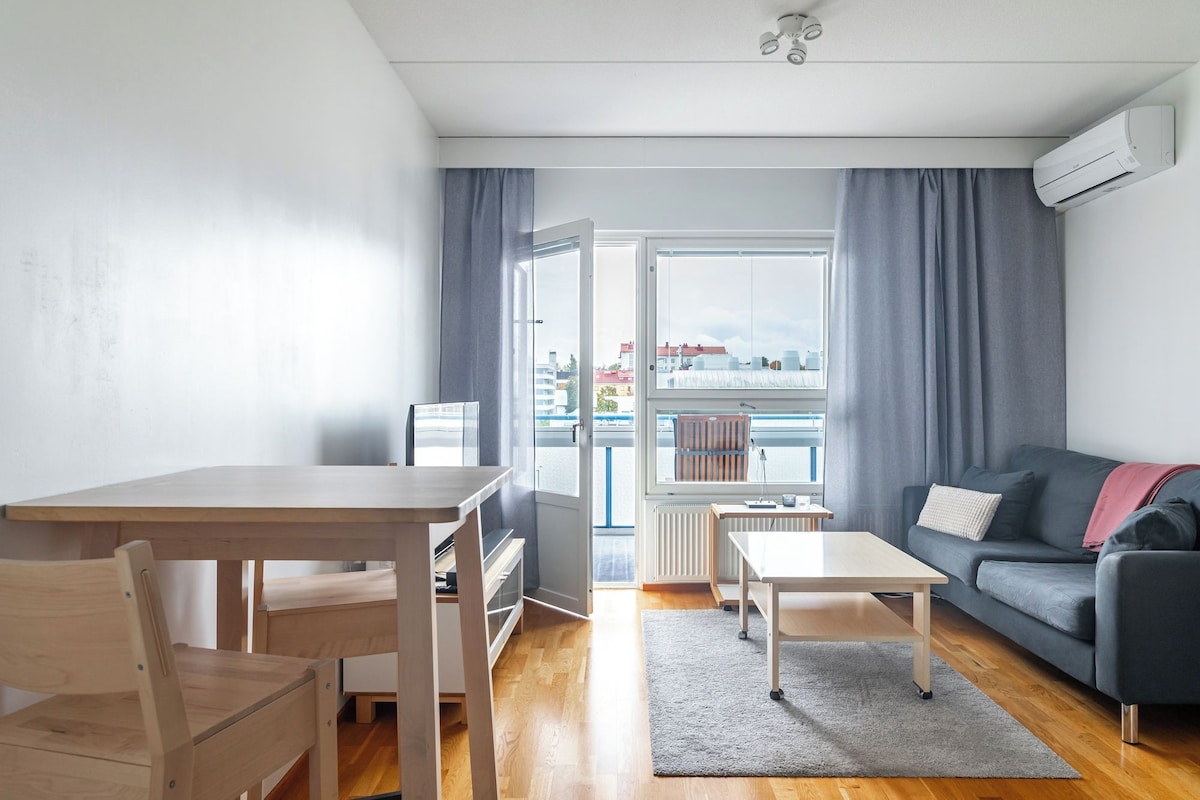 Apartamento estándar, vistas a la ciudad | Zona de estar | Televisión de pantalla plana de 42 pulgadas con canales por cable