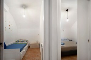 Room - Enzo nel cuore di Napoli – Authentic Stay in Central Naples with Balcony (Napoli)