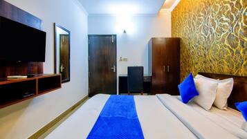 Una habitación de hotel con cama, televisor en la pared, armario y pared con diseño.