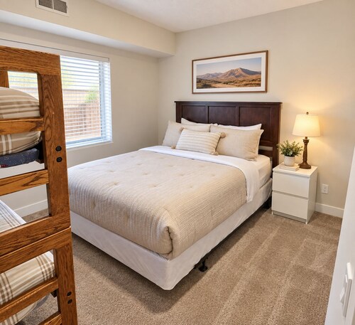 Great Family Getaway• Sleeps 28 • Newly Remodeled • 8BR/4BA  • Whole House