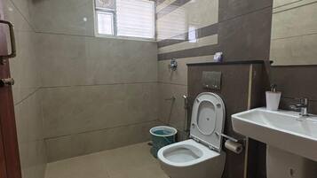 Ducha, toallas, jabón y champú