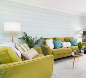 A living room with a sofa set, a coffee table, and a lamp. - Porthminster Pad | St Ives, Parking, 2 min walk to Porthminster Beach (Saint Ives)