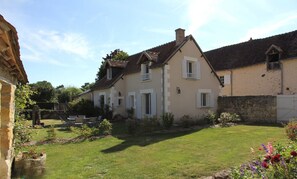 A two-story house with a garden in front. - Maison de Charme 6p - Montrésor (Montrésor)