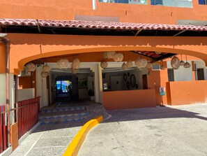An entrance with a tiled roof, a blue and white patterned floor, and a sign indicating no parking. - Hotel & Suites Mar y Sol (Rincón de Guayabitos)