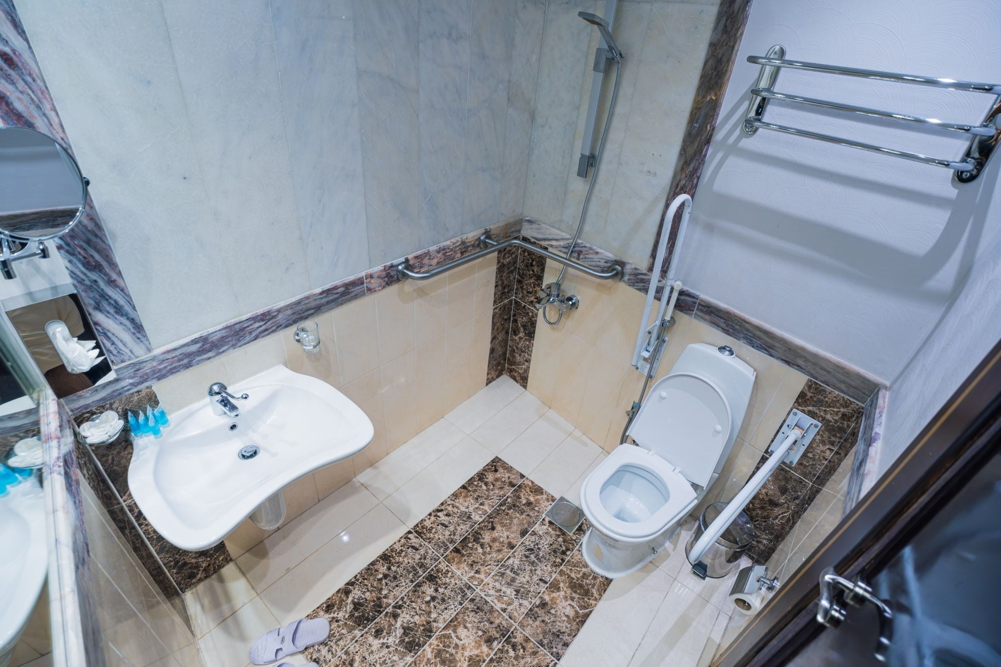 Een badkamer met een wastafel, toilet en douche.