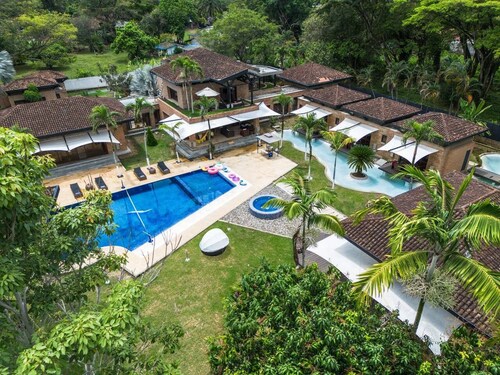 Luxury 16-Guest Mansion with Chef Included | Cali