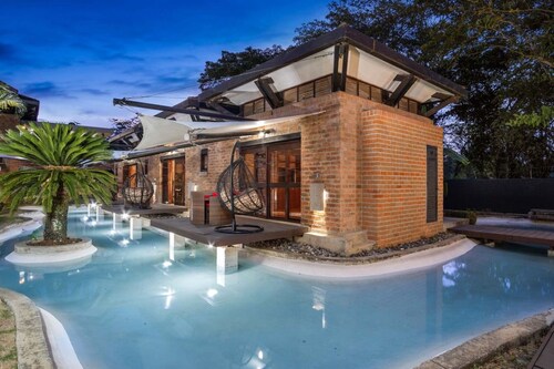 Luxury 16-Guest Mansion with Chef Included | Cali