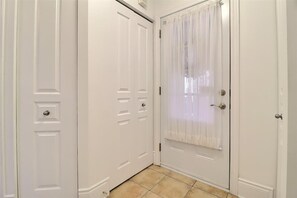 A white door with a silver handle, a white door with a silver handle, and a white door with a silver handle. - 3 bedrooms with heated pool (summer) Walk to slopes (Saint-Sauveur)