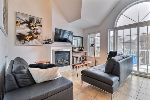 3 bedrooms with heated pool (summer) Walk to slopes