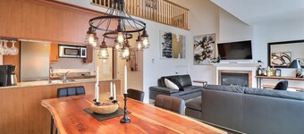 3 bedrooms with heated pool (summer) Walk to slopes