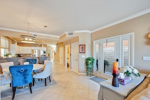 Dining - HB Sands 12th Paradise. 4 blocks to the beach and 6 blocks to Main St (Huntington Beach)