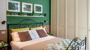Une chambre bien rangée, avec un lit, des tables de chevet et une armoire.