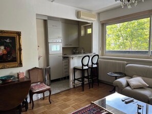 Living area - Charming & Modern Paris Studio APT Between Eiffel Tower & Arc de Triomphe (Paris)
