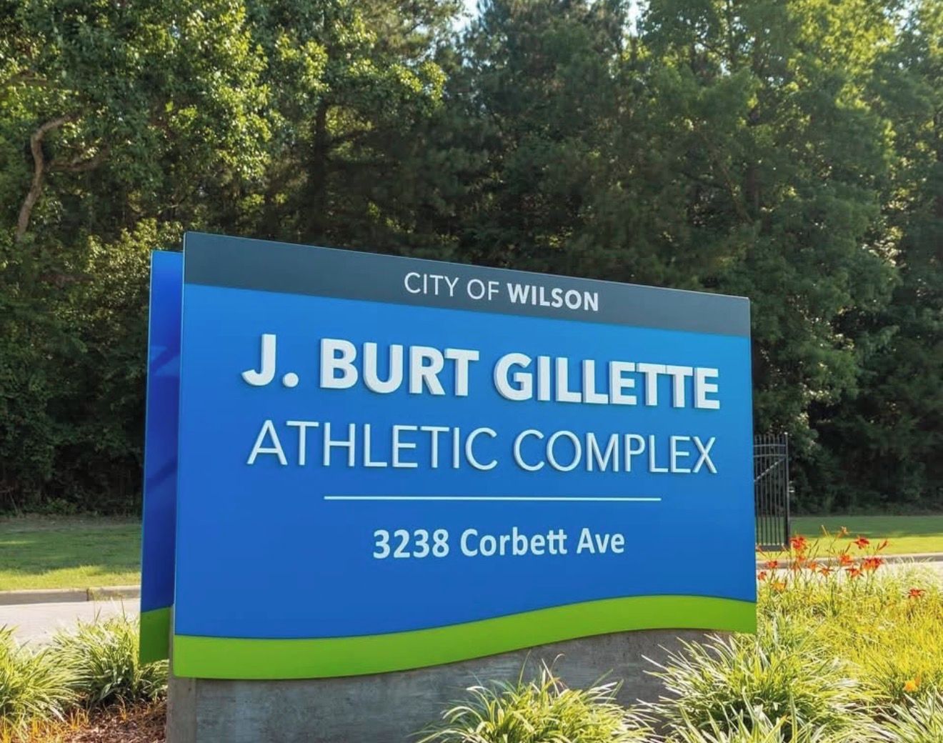 En skylt för J. Burt Gillette Athletic Complex i staden Wilson, inklusive adressen 3238 Corbett Ave.