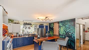 Coffee/tea maker, fridge, oven, stovetop