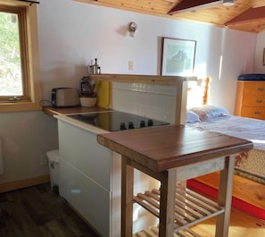 Private kitchen - Romantic Cottage On the Lake (Alcove)