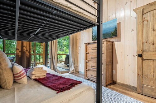 Lakefront-Private Dock-Pets-Hot Tub-Beach Access