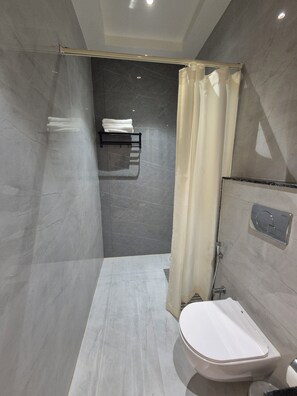 Deluxe Double Room | Bathroom - OnlyStay Raas Inn (Vrindavan)